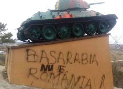 «Подонки» надругались над танком и обезобразили гранитные плиты мемориального комплекса у села Леушены