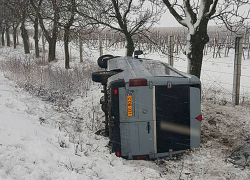Микроавтобус перевернулся на заснеженной трассе в Криулянах 