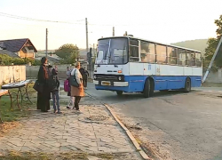По пригородам Кишинева ездят грязные старые автобусы