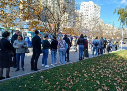 У передвижного пункта вакцинации на Рышкановке образовалась очередь