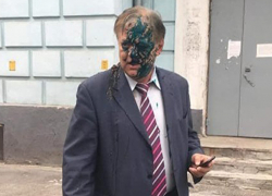 Группа радикалов напала на главу Россотрудничества в Киеве 