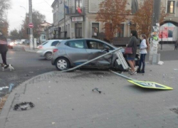 На улице Александри автомобиль снес сразу два знака