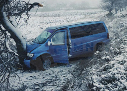 Микроавтобус с рабочими перевернулся в Новоаненском районе: пострадали три женщины