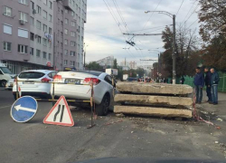 Въехавшую в канализационную яму на Ботанике дорогую иномарку сняли на видео 