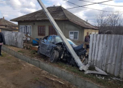 Need for Speed в Унгенах: автомобиль въехал в чужой двор и снес столб электропередач