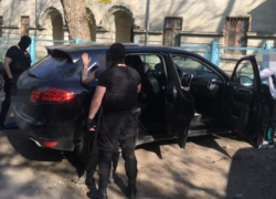 Торговцы героином при попытке сбежать повредили полицейский автомобиль в Кишиневе и попали на видео