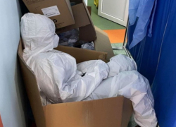 Фото врача ковид-отделения, спящего в коробке, опубликовано в Сети