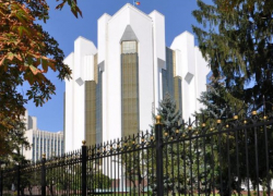 Стала президентом, но до сих пор не знает, что где лежит: почему Санду не сносит знаменитый забор