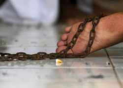 Украинец посадил любовницу на цепь и устроил ей издевательства из-за борща