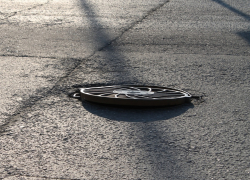 В столице 62-летняя женщина упала в открытый канализационный люк 