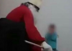 Цинично унижающий мальчика и девочку их отчим-Дед Мороз попал на видео