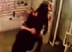 Курьезное избиение клиентом секс-шопа грабителя огромным фаллоимитатором попало на видео 