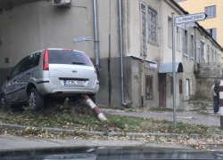 В Кишиневе в результате аварии автомобиль залетел на столбик