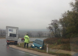 Дождь и туман спровоцировали "нырок" водителя в кювет на крутом повороте у Пересечино 
