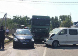 В жестком столкновении микроавтобуса с фурой пострадали двое жителей Хынчешт 
