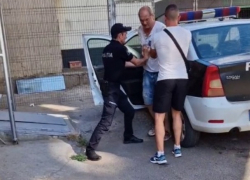 Столичные полицейские комично "упаковали" гражданина