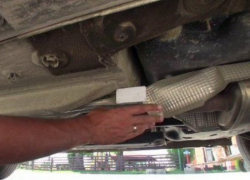 Странное устройство под днищем своего автомобиля обнаружил житель столицы