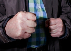 Пьяный мужчина попытался задушить свою жену в Рыбнице