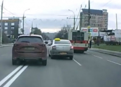 Дорожный конфликт звезды молдавского телевидения с таксистом попал на видео