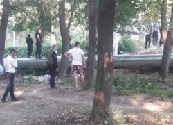 Мужчина забаррикадировался в канализационном колодце и угрожал выстрелить из пистолета в столичном секторе Буюканы  