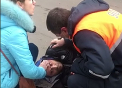 Прохожие бросились на помощь мужчине, попавшему под колеса авто в Кишиневе 