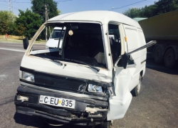 На Чеканах лоб в лоб столкнулись такси и микроавтобус