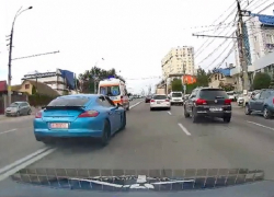 Полиция ищет водителя Porsche, который использует в качестве «проводника» машины скорой помощи