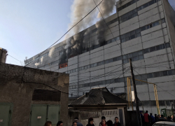 В Кишиневе горит предприятие: на месте работают 14 пожарных расчетов