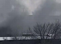 На Старой Почте горит автосервис, дым стоит на весь район 