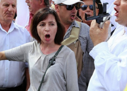 Санду призывает людей к митингам ради контроля спецслужб