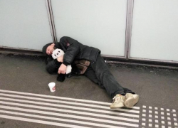 Бомж пробрался в одну из квартир в Бендерах и остался там спать