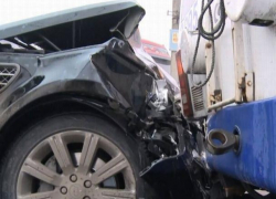 На улице Заводской девушка расплакалась после того, как её Range Rover врезался в троллейбус 