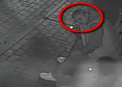 Дерзкий преступник, ограбивший жителя столицы, попал на видео