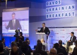 Скандал в Давосе: журналистка в вышиванке напала на Порошенко