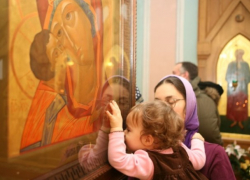 Храм и иконы от коронавируса не спасут - не целуйте то, что целовали до вас