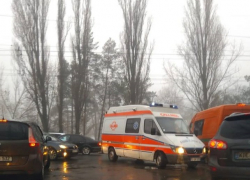 На Ботанике микроавтобус врезался в скорую помощь