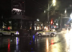 Машина полиции столкнулась ночью с такси в центре Кишинёва