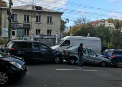 Необычную цепную аварию из пяти автомобилей на Буюканах сняли на видео