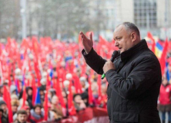 Додон предупредил Санду и Нэстасе, что у них не получится усидеть на двух стульях