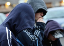 В Бендерах подростки отобрали у мужчины телефон после сделанного замечания