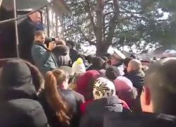 Штурм избирателями участка для голосования в селе Дороцкое попал на видео 