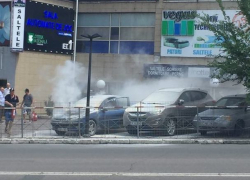 В Кишиневе возле «Джамбо» горит легковушка