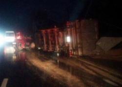 Груженая пшеницей фура перевернулась возле Пересечино