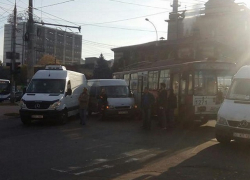 Троллейбус столкнулся с двумя микроавтобусами и спровоцировал гигантскую пробку в Кишиневе