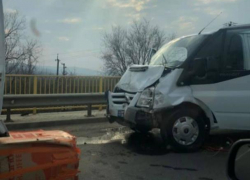 Автокатастрофа в Унгенах - на мосту столкнулись три машины, одну из них насадило на рельс, как консервную банку