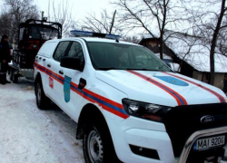 Спасатели вызволили из снежного плена школьный автобус и скорую помощь