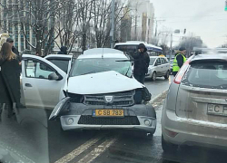 Пассажирка такси получила тяжелые травмы из-за лихого водителя, протаранившего троллейбус в Кишиневе 