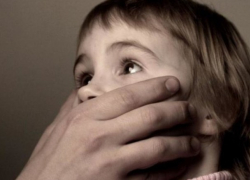 Пятилетнего ребенка в извращенной форме изнасиловал 12-летний сосед
