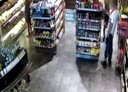 Мужчина, часто кравший кофе в столичном магазине, попал на видео