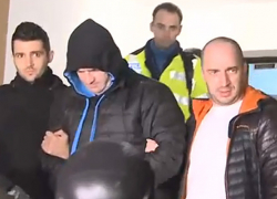 Унижение полицейского-педофила у собственного дома сняли на видео